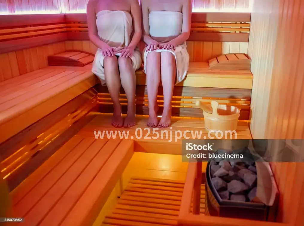 专业按摩师正在进行头部按摩