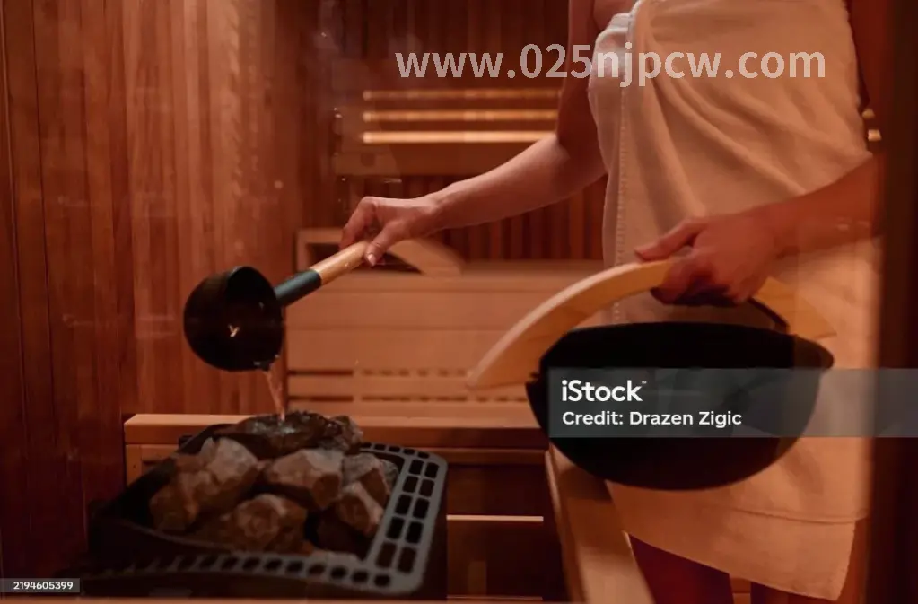 桑拿房内的蒸炉和蒸汽