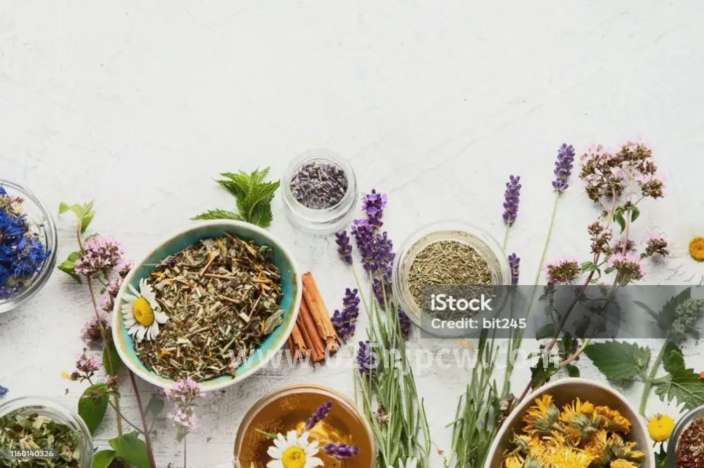 SPA精油按摩师正在为顾客涂抹精油