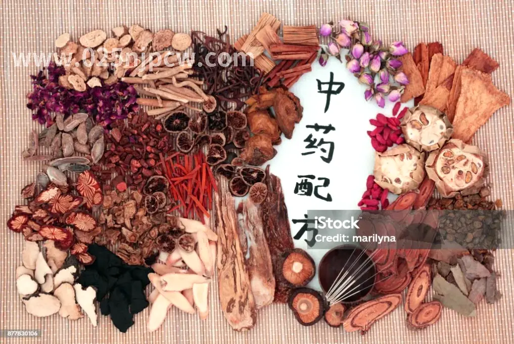 盲人推拿师傅正在为顾客按摩肩颈