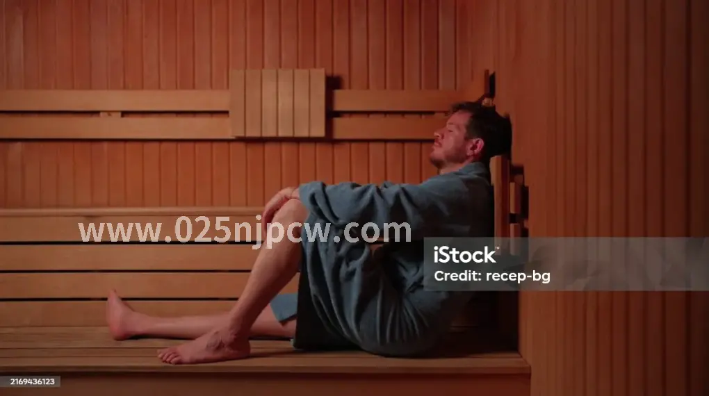 桑拿房内的休息区